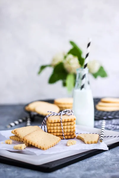 Homemade vanilla butter shortbread cookies and milk — Stock Photo, Image