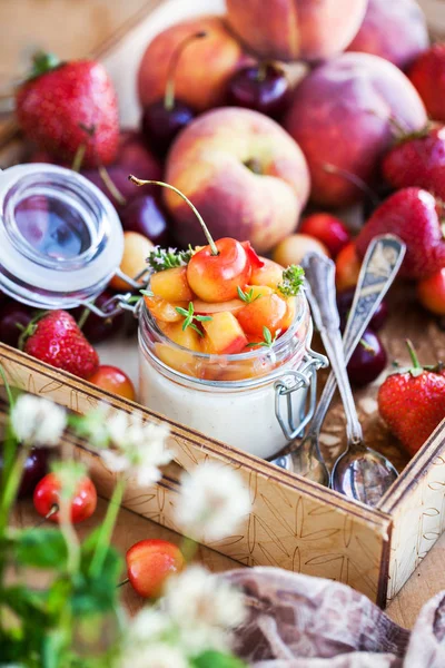 Вкусный итальянский десерт Panna Cotta со свежими летними ягодами — стоковое фото