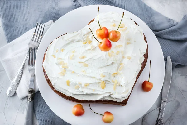 Lezzetli kalp şeklinde vanilya ve krema Üç sütlü kek — Stok fotoğraf