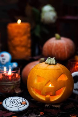 Dekoratif Cadılar Bayramı balkabakları ve mumları 