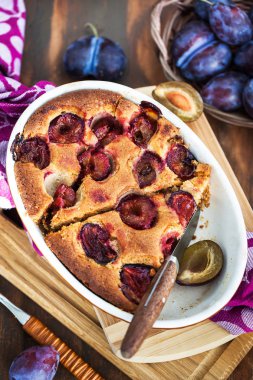 Köy arka planında taze ev yapımı çukur erikli kek.
