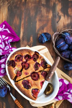 Köy arka planında taze ev yapımı çukur erikli kek.