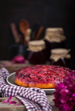 Taze ev yapımı baş aşağı erikli kek. 