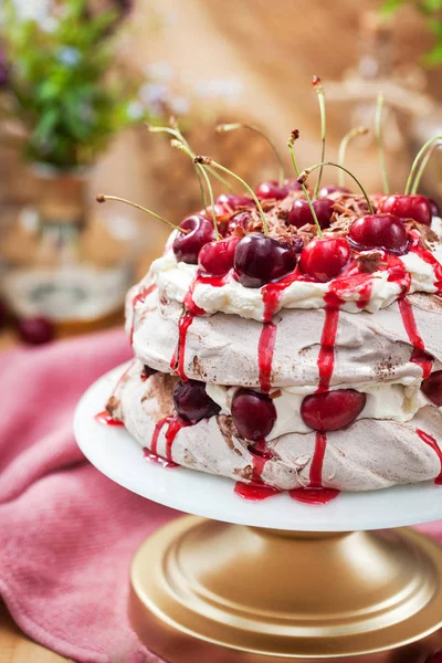 Delicious Black Forest Pavlova meringue cake with fresh cherry — Stock Photo, Image