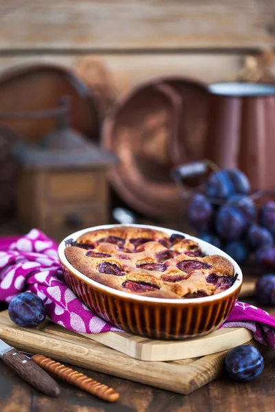 Gâteau de prune dimply maison fraîche sur fond rustique — Photo