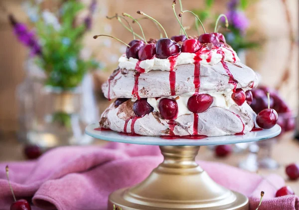 Heerlijk Zwarte Woud Pavlova meringue cake met verse kers — Stockfoto