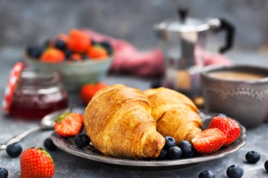 Kruvasan, taze böğürtlen, kahve ve reçel, gri arka plan