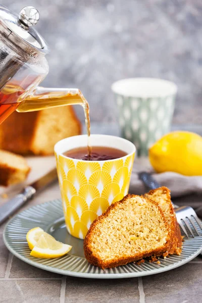 Zitronenkuchenscheiben Und Tasse Heißen Schwarzen Tee — Stockfoto