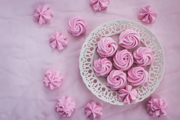 Merengues Rosados Plato Fondo Colorido Vista Superior — Foto de Stock