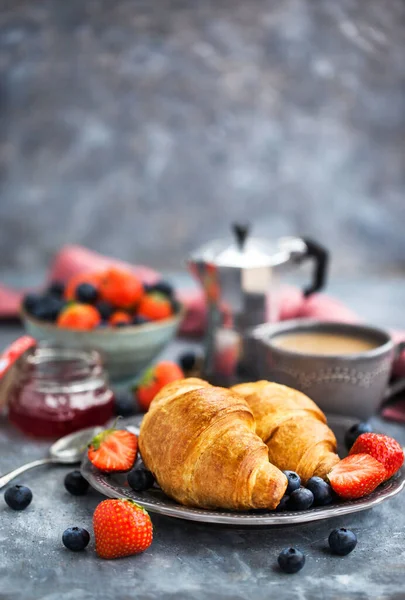 Continentaal Ontbijt Met Croissants Verse Bessen Koffie Jam Grijze Achtergrond — Stockfoto