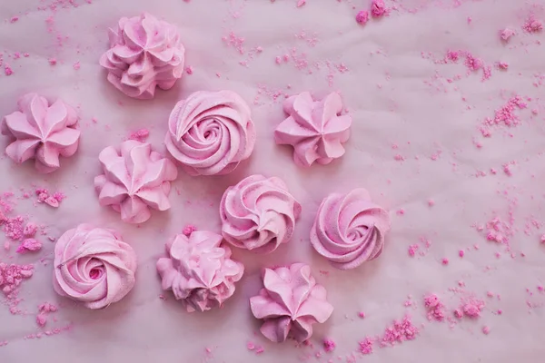 Розовые Меренги Тарелке Красочный Фон Вид Сверху — стоковое фото