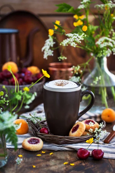 夏の素朴な木の背景に熱いカプチーノコーヒーのカップ — ストック写真