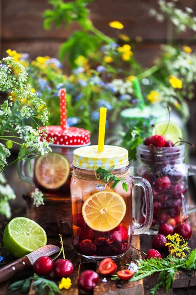 Limonada Fría Casera Saludable Con Bayas Frescas Frutas Tarro Albañil — Foto de Stock