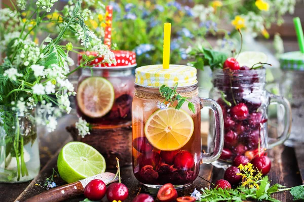 Limonada Fría Casera Saludable Con Bayas Frescas Frutas Tarro Albañil — Foto de Stock