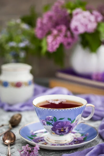 Lila Tasse Tee Und Flieder Auf Grauem Hintergrund — Stockfoto
