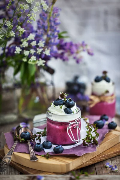 Blueberry Panna Cotta Διακοσμημένα Κρέμα Γάλακτος Και Φρέσκα Μούρα — Φωτογραφία Αρχείου