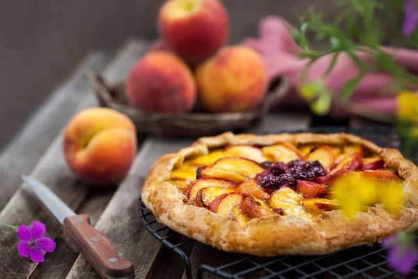 Rustik Öppen Paj Galette Med Persika Och Körsbär — Stockfoto