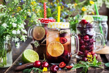 Taze böğürtlen ve meyveli ev yapımı soğuk limonata.