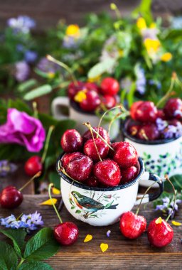 Yaz arkaplanındaki taze kirazlar.