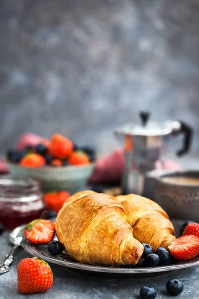 Continentaal Ontbijt Met Croissants Verse Bessen Koffie Jam Grijze Achtergrond — Stockfoto