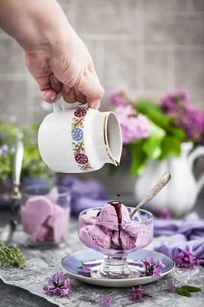 一杯美味的自制蓝莓冰淇淋和淡紫色背景 — 图库照片