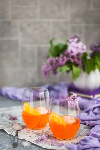 Orangen Aperol Spritz Cocktail Weinglas Dekoriert Mit Orangen Und Fliederscheiben — Stockfoto