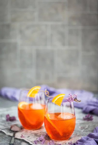 Cóctel Naranja Aperol Spritz Servido Copas Vino Decorado Con Rodajas — Foto de Stock