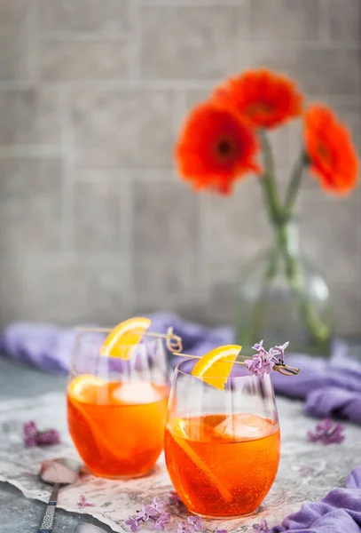 Cóctel Naranja Aperol Spritz Servido Copas Vino Decorado Con Rodajas — Foto de Stock