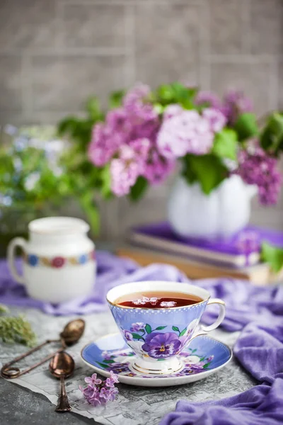 Lila Tasse Tae Und Flieder Auf Grauem Hintergrund — Stockfoto