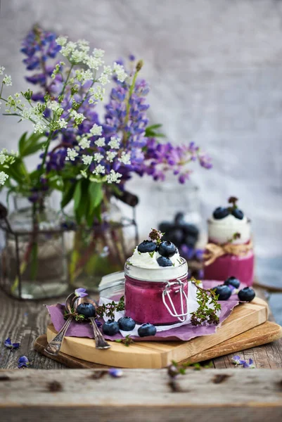 Blueberry Panna Cotta Διακοσμημένα Κρέμα Γάλακτος Και Φρέσκα Μούρα — Φωτογραφία Αρχείου