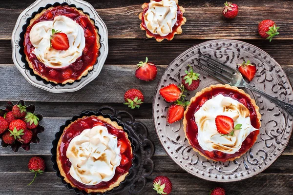 Tarte Meringue Căpșuni Fundal Rustic Din Lemn — Fotografie, imagine de stoc