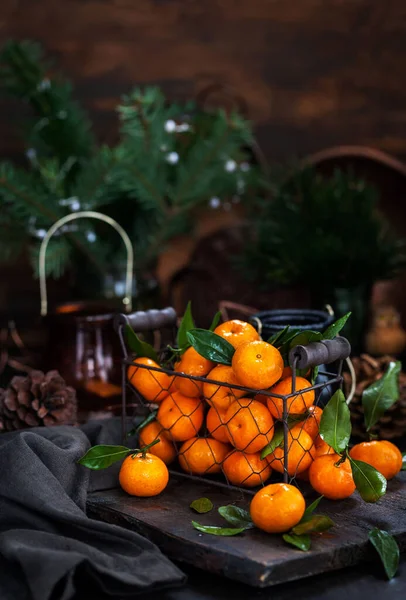 Frische Reife Mandarinen Mit Blättern Auf Holztisch — Stockfoto