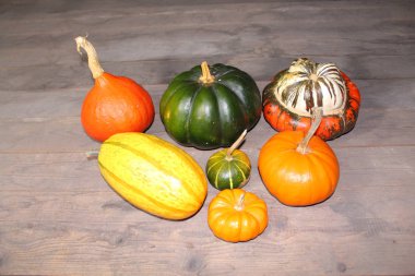 Kabaklar ahşap zeminde