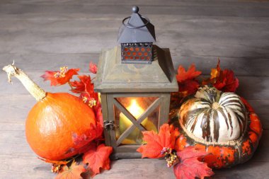 Tahtada balkabağı ve fener.