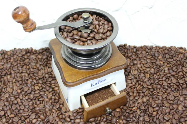 コーヒーグラインダーとコーヒー豆 — ストック写真