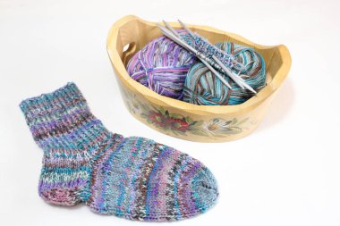 Örgü iğnesi ve yün.