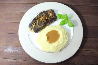 lezzetli karaciğer ve püre