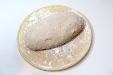 hamur topu bir ahşap tahta üzerinde