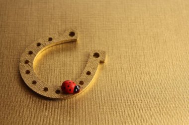 altın bir arka planda şans sembolleri