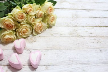 Beyaz güller ve lokum