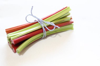 renkli lezzetli rhubarb kaynaklanıyor