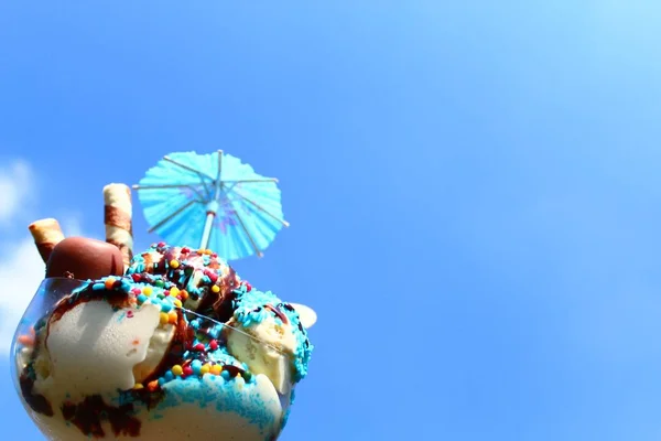 Zmrzlinový Kornout Před Modrou Oblohou — Stock fotografie