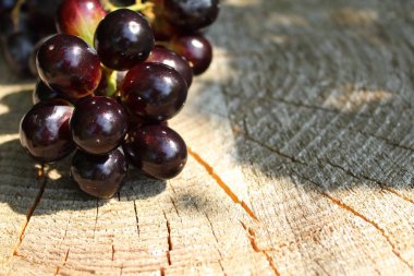 ahşap zemin üzerinde üzüm