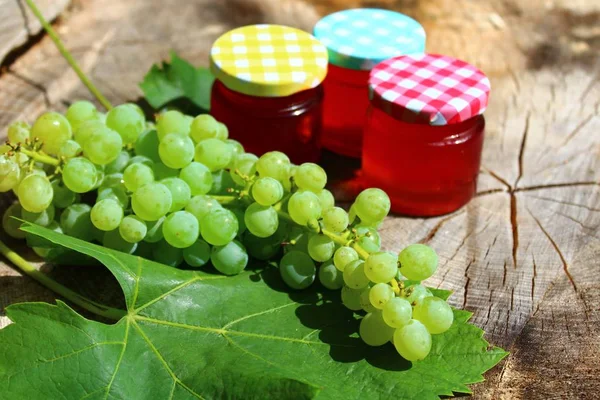 Trauben Und Weingelee Auf Einem Holzboden — Stockfoto