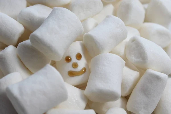 Marshmallow Com Uma Cara Engraçada — Fotografia de Stock