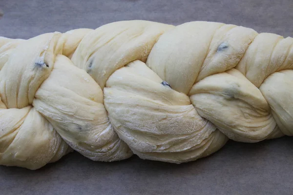 新鮮な編組酵母パン生地 — ストック写真