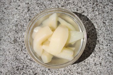 Taş zeminde armut tatlısı