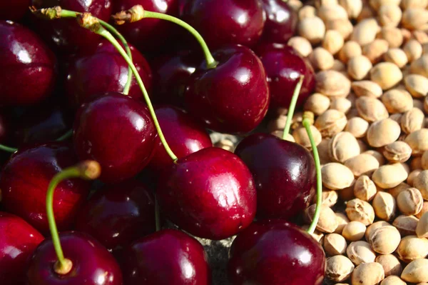 bir sürü kiraz çekirdeği ve kiraz