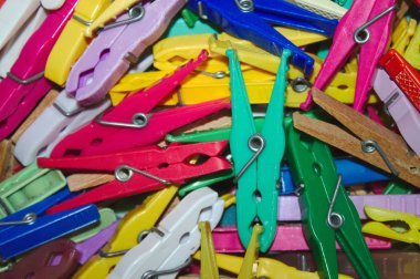 Birçok renkli clothespins birlikte demetler halinde