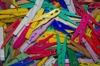Birçok renkli clothespins birlikte demetler halinde